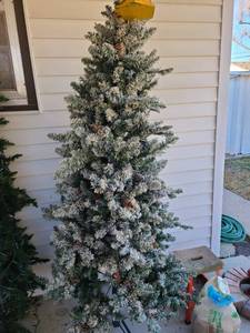lot 3004 image: 6 flocked Christmas tree