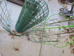lot 3010 image: Wire fencing and tomato cages