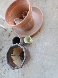 lot 3018 image: Clay pots and ceramic pot