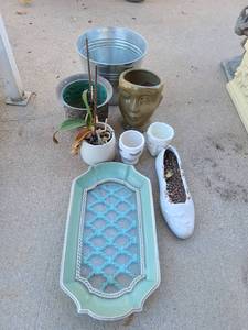 lot 3022 image: Flower pots and more