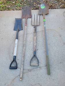 lot 3026 image: Shovels and pitch fork