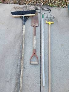 lot 3027 image: Rakes, shovel and broom