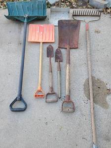 lot 3028 image: Shovels