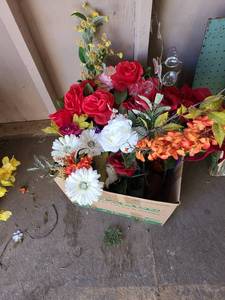 lot 3039 image: Box of artificial flowers