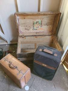 lot 3049 image: Trunk and suitcases