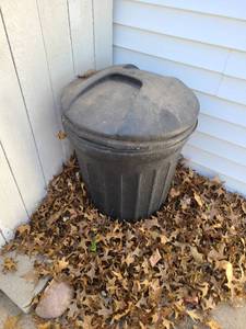 lot 3050 image: Trashcan with lid