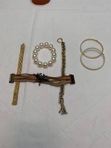 lot 1430 image: Jewelry