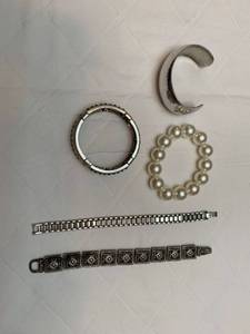 lot 1431 image: Jewelry