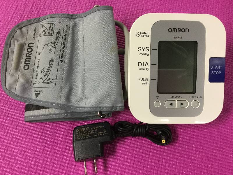 lot 1018 image: Omron Automatic blood Pressure Monitor Battery Operated