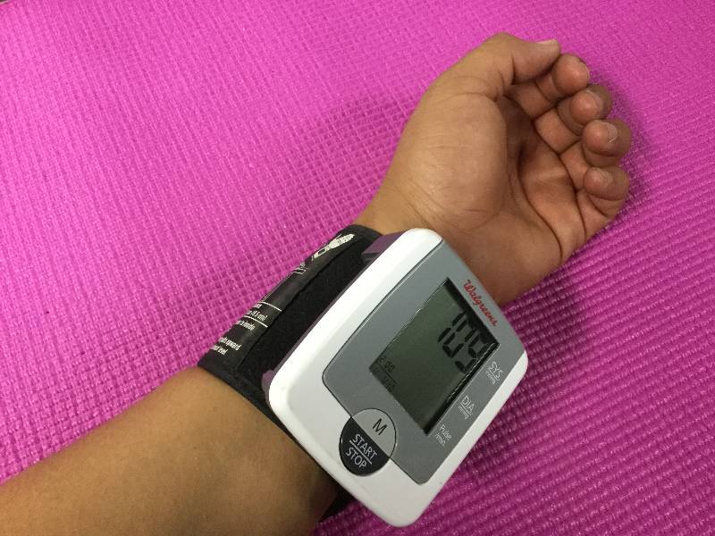 lot 1033 image: Homedics Wrist Blood Pressure Monitor Battery Operated