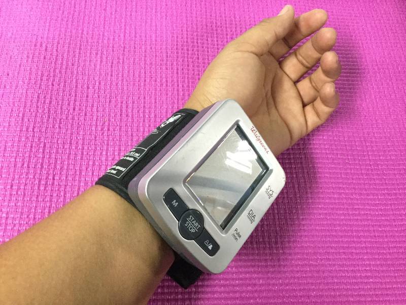 lot 1040 image: Homedics Digital Wrist Blood Pressure Monitor Battery Operated
