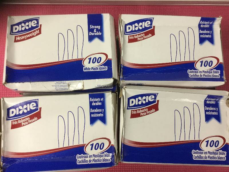 lot 1070 image: Lot of 8 Dixie Heavyweight white plastic knives