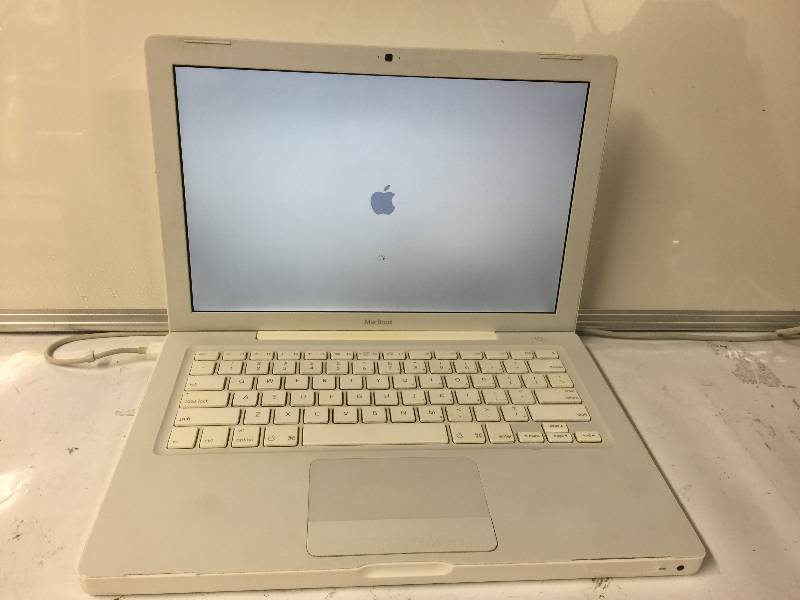 lot 1138 image: Laptop MacBook