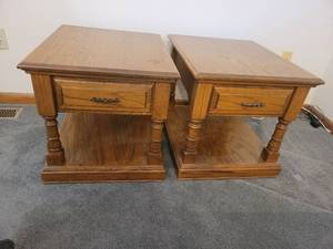 lot 101 image: 2 Solid Oak End Tables (match lot 102) 19 x 24 x 21