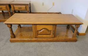 lot 102 image: Solid Oak Coffee Table (match lot 101) 48 x 20 x 16