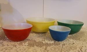 lot 109 image: Vintage Pyrex Bowl Set in Primary Colors (colors are very bright)