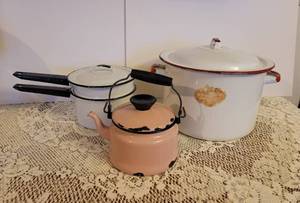 lot 110 image: Vintage Enamelware Pans
