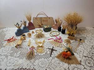 lot 112 image: Wheat Weaving Decor