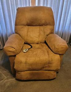 lot 119 image: Best Home Furnishings Electric Recliner (works)