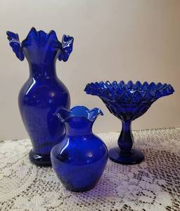lot 121 image: 2 Vintage Cobalt Blue Glass Vases and Cobalt Blue Glass Pedestal Dish