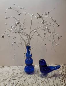 lot 122 image: 1999 Leo Ward Cobalt Blue Bluebird of Happiness and Decorative Vase