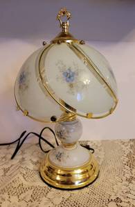 lot 125 image: Small Tiffany Style Lamp (works)
