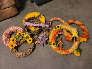 lot 128 image: 8 Wreaths