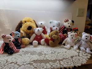 lot 144 image: Stuffed Animals (Ty Beanie Babies, Russ, and Hallmark)