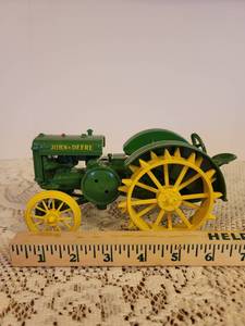lot 173 image: John Deere Model D Tractor Diecast Metal 116 Scale by Ertl No. 5179