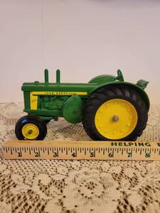 lot 174 image: John Deere Diesel 820 Tractor Diecast Metal 116 Scale by Ertl