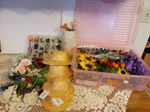 lot 194 image: Straw Hats and Floral Decorating Supplies