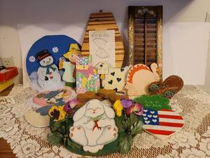 lot 197 image: Wooden Decor