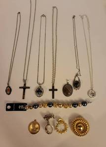 lot 207 image: Jewelry