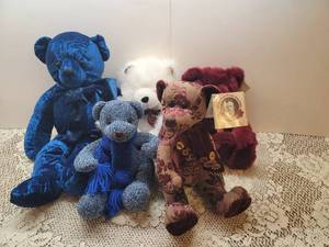lot 212 image: Stuffed Animals