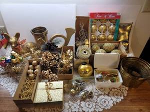 lot 215 image: Gold Christmas Decor