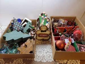 lot 217 image: Christmas Craft Decor