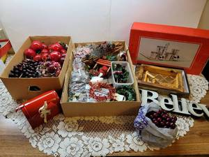 lot 218 image: Christmas Decor