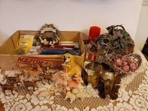 lot 228 image: Candles and Home Decor