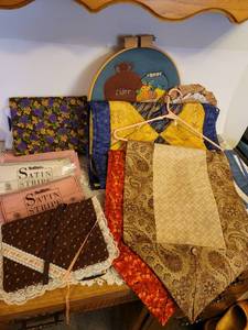 lot 246 image: Quilted Placemats and Table Runners, Napkins, New Baked Potato Bag, and Decor (see all pics)