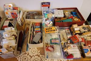 lot 255 image: Sewing Supplies