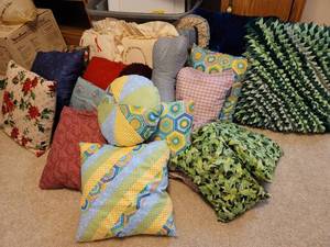lot 266 image: Throw Pillows