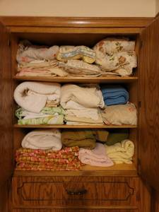 lot 279 image: Contents of Linen Closet (Blankets, Sheet Sets (Queen), Pillowcases)