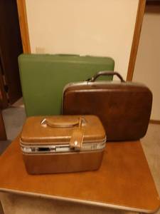 lot 283 image: 3 Vintage Suitcases