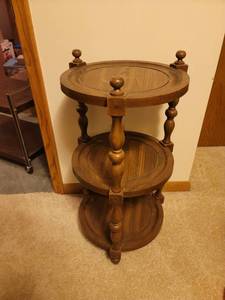 lot 291 image: End Table (plastic)