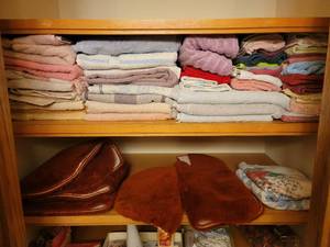 lot 293 image: Contents of Linen Closet (Towels, Rugs, Washcloths)