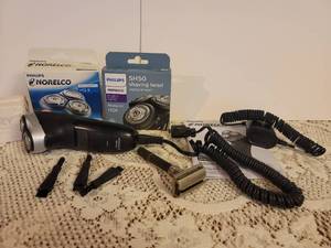 lot 311 image: Norelco Electric Razor with Accessories (works)