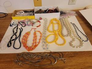 lot 318 image: Jewelry