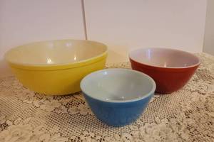 lot 322 image: 3 Piece Pyrex Primary Color Bowls (colors are bright)