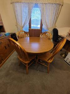 lot 340 image: Oak Dining Table with 1 Leaf and 4 Chairs (Very Nice)