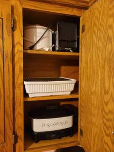 lot 345 image: Contents of Kitchen Cabinet (Toaster, Mini Crockpot, Electric Grill, Slow Cooker) BRING YOUR OWN BOXES